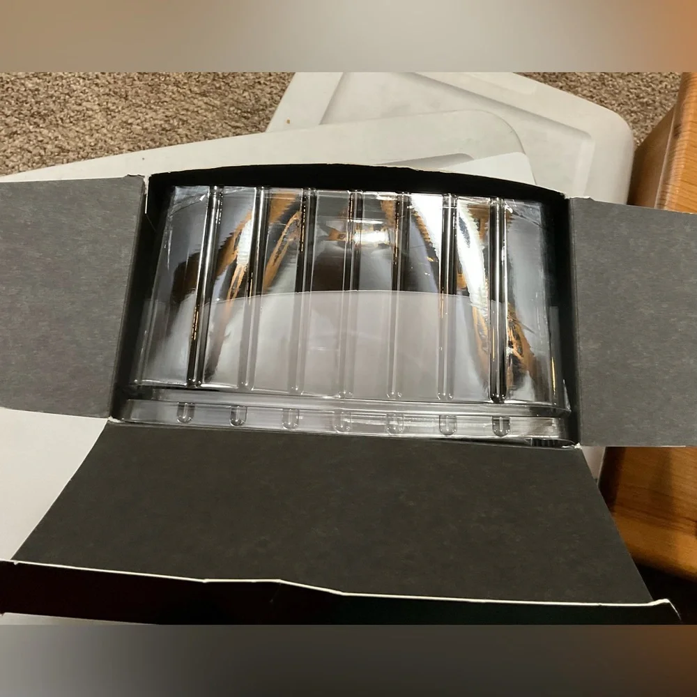 DC COMICS: WHITE PLASTIC BATMAN MASK IN BOX. BUT DOES NOT INCLUDE THE COMIC BOOK